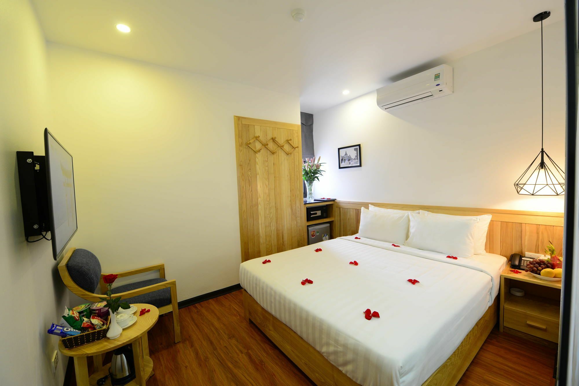 Blue Hanoi Inn Luxury Hotel Exterior photo